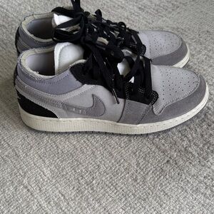 Nike Men's Dual-Tone Gray Sneakers